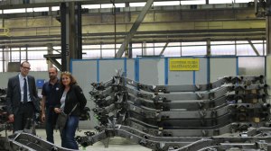 Annette, Frank und Stefan vor einigen Rahmen für die G-Klasse